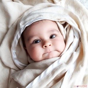 Wielofunkcyjny otulacz z alg i bambusa Lullalove Szampański Beż